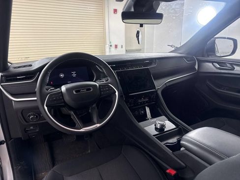 Used 2025 Jeep Grand Cherokee Laredo X w/ Luxury Tech Group I RWD image 29