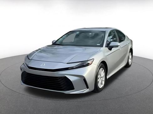 Used 2025 Toyota Camry LE image 7