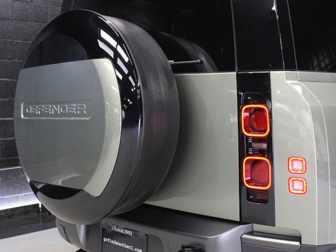 Used 2024 Land Rover Defender 110 SE image 10