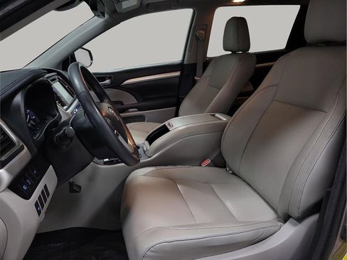 Used 2018 Toyota Highlander XLE FWD image 11