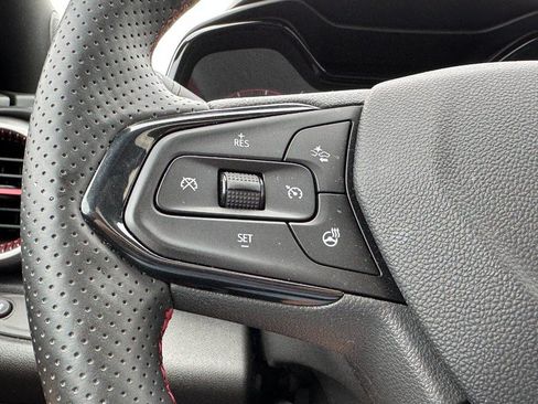 Used 2025 Chevrolet Trax RS w/ Sunroof Package FWD image 16