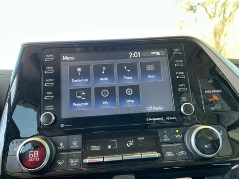 Used 2021 Toyota Highlander XLE FWD image 12