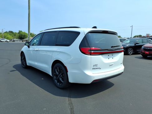 Used 2023 Chrysler Pacifica Touring-L w/ S Appearance Package AWD/4WD image 3