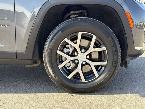 Used 2024 Jeep Grand Cherokee L Limited w/ Luxury Tech Group II image 10