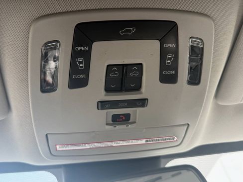 Used 2022 Toyota Sienna XLE FWD image 25