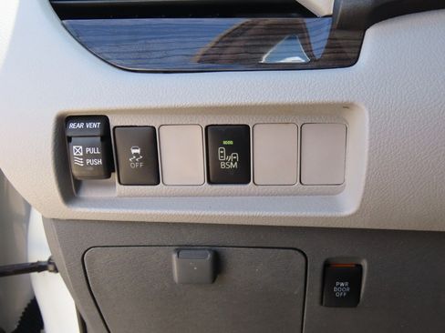 Used 2016 Toyota Sienna XLE image 27