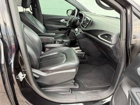 Used 2020 Chrysler Pacifica Touring-L w/ S Appearance Package FWD image 20
