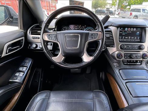 Used 2020 GMC Yukon XL Denali w/ Denali Premium Package image 6