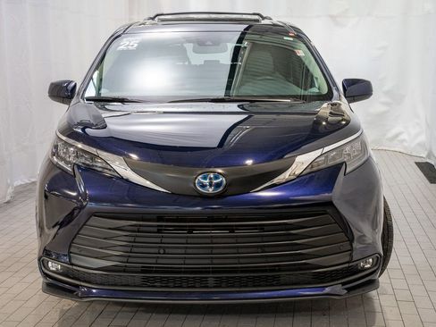 Used 2025 Toyota Sienna XLE image 2