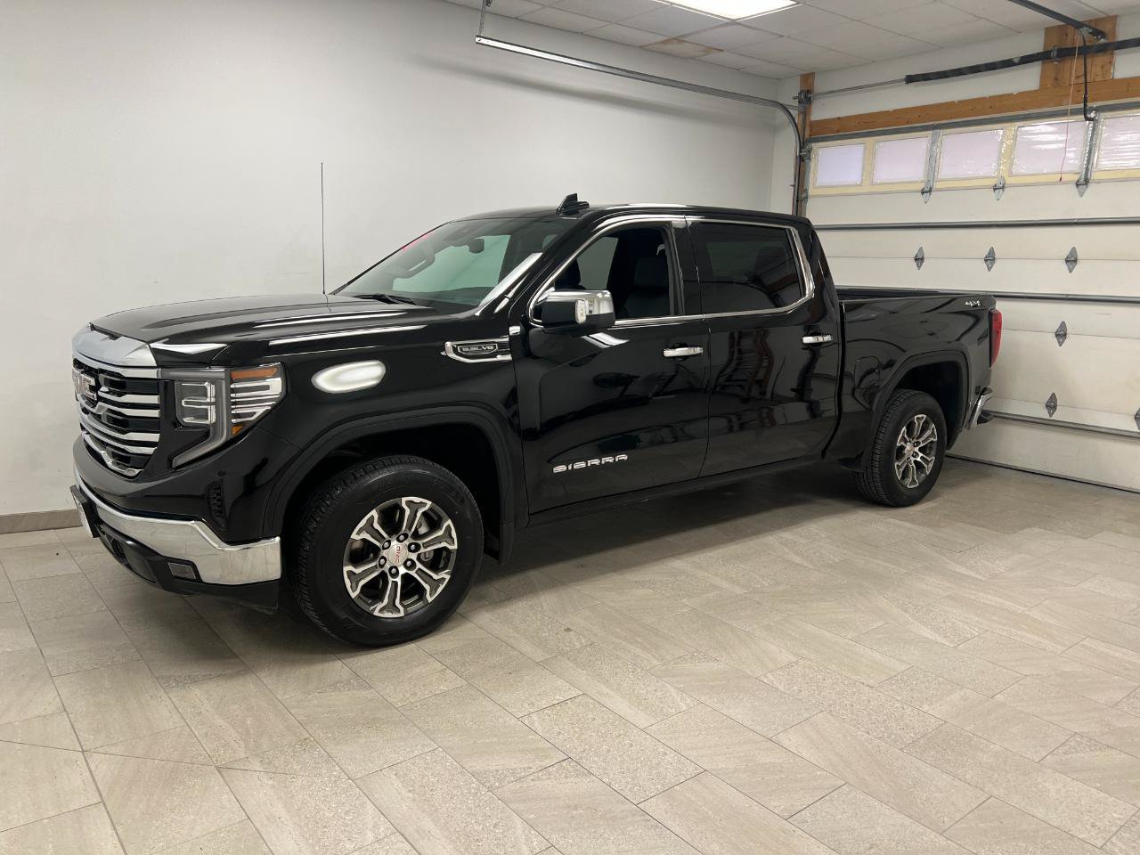 Used 2025 GMC Sierra 1500 SLT AWD/4WD image 9