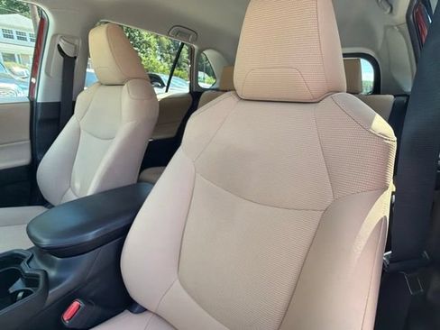 Used 2019 Toyota RAV4 LE FWD image 29