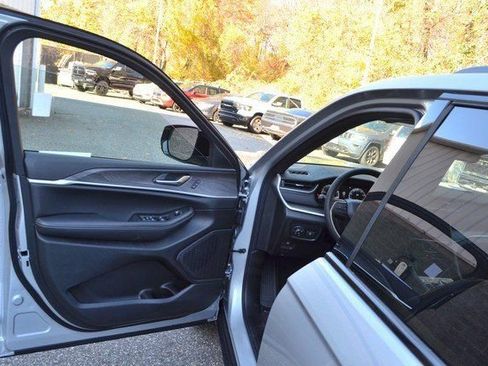 New 2025 Jeep Grand Cherokee Limited w/ Black Appearance Package image 12