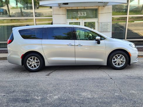 Used 2023 Chrysler Pacifica Touring-L FWD image 3