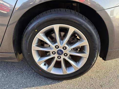 Used 2017 Ford Fusion SE w/ Fusion SE Technology Package image 17