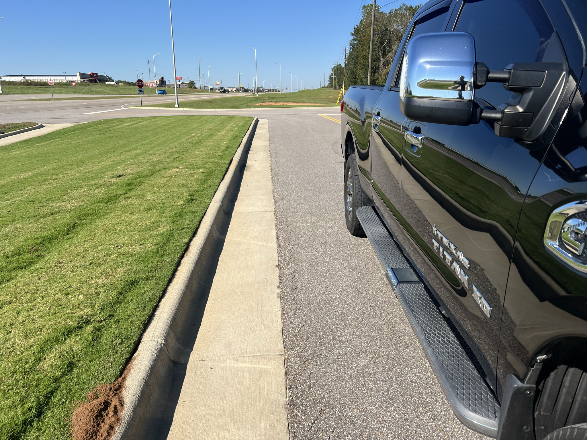Used 2019 Nissan Titan SL w/ Chrome Package AWD/4WD image 13