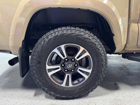 Used 2017 Toyota Tacoma TRD Sport AWD/4WD image 26