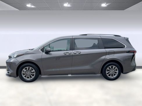 Used 2024 Toyota Sienna XLE image 2
