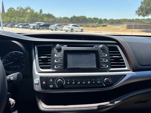 Used 2019 Toyota Highlander LE FWD image 9