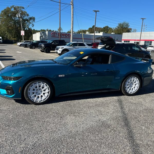 Used 2026 Ford Mustang GT Premium w/ GT Performance Package RWD image 3