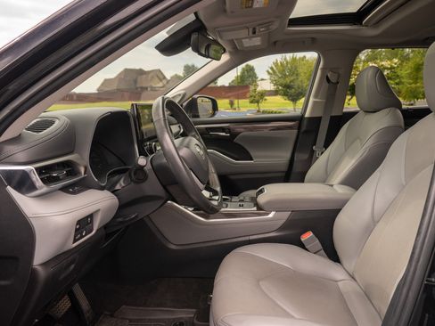 Used 2023 Toyota Highlander Limited FWD image 12