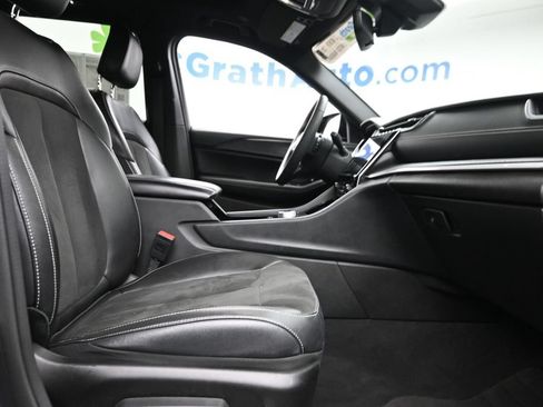 Used 2023 Jeep Grand Cherokee Altitude AWD/4WD image 9