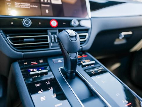 Certified 2025 Porsche Macan image 20