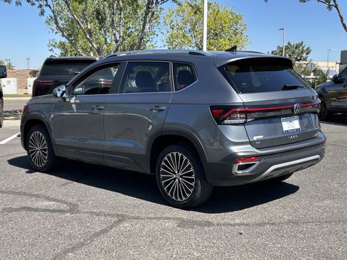 Used 2025 Volkswagen Taos SE FWD image 3