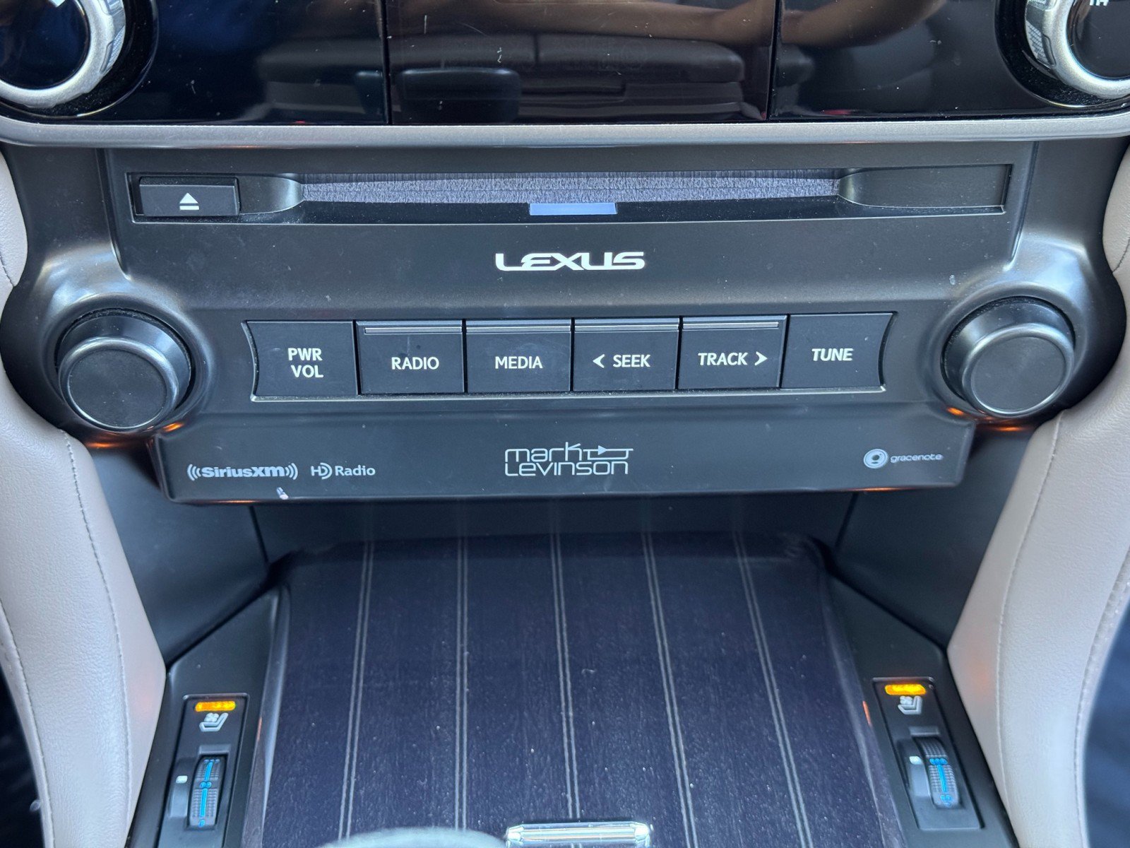 Used 2023 Lexus GX 460 Premium w/ Accessory Package AWD/4WD image 31