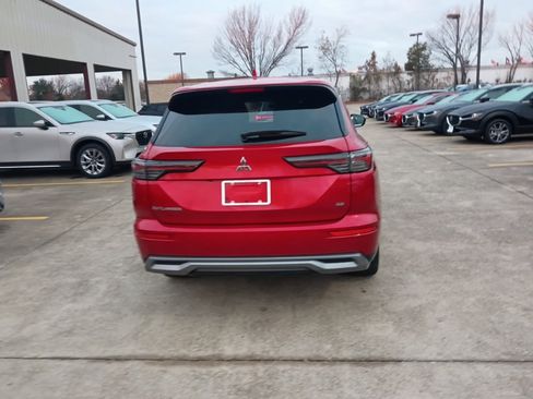 Used 2025 Mitsubishi Outlander SE image 10