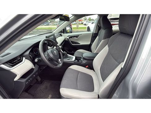 Certified 2020 Toyota RAV4 XLE w/ XLE Grade Weather Package AWD/4WD image 30
