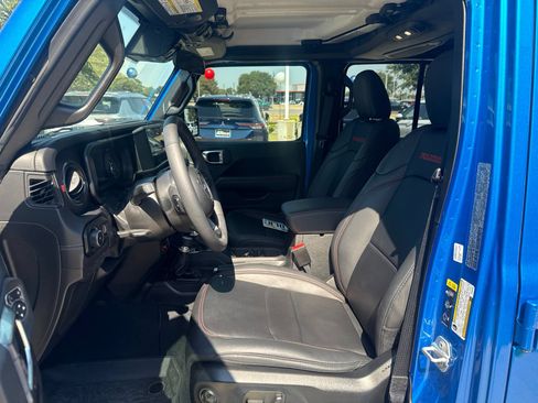 Used 2025 Jeep Wrangler Unlimited Rubicon w/ Convenience Group AWD/4WD image 7