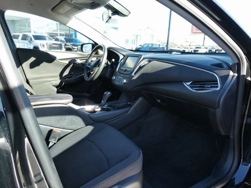 Used 2017 Chevrolet Malibu LT w/ Sport Package image 15