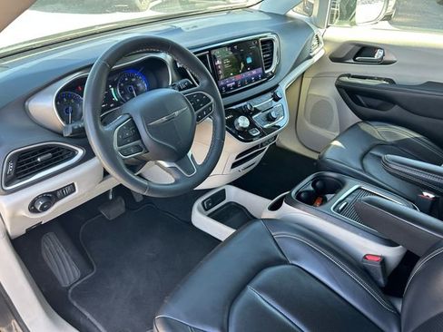Used 2023 Chrysler Pacifica Touring-L FWD image 24