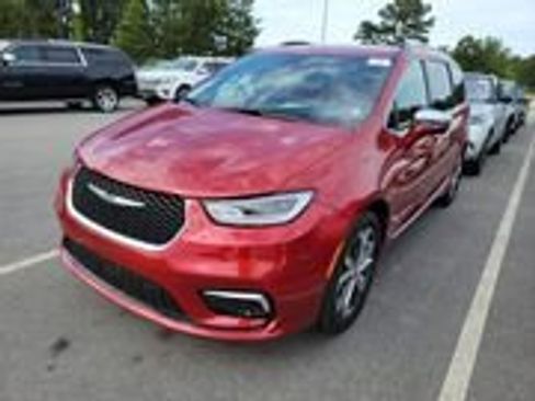 Used 2024 Chrysler Pacifica Pinnacle w/ Trailer Tow Group FWD image 2