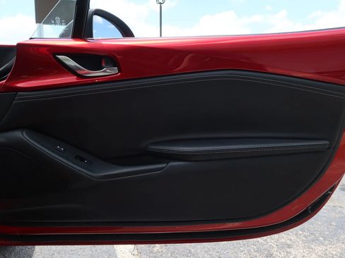 Used 2021 MAZDA MX-5 Miata Club RWD image 40