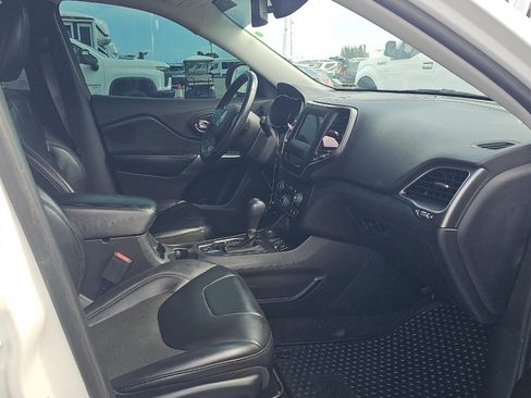 Used 2019 Jeep Cherokee Latitude Plus w/ Comfort/Convenience Group AWD/4WD image 9