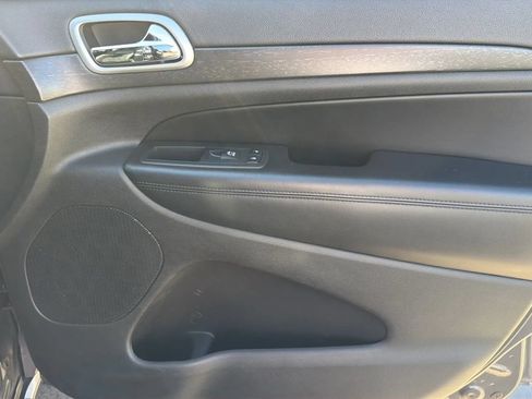 Used 2018 Jeep Grand Cherokee Altitude RWD image 28