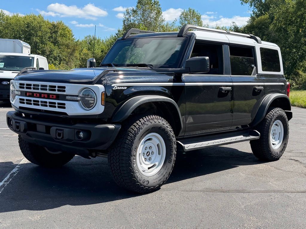Used 2025 Ford Bronco Heritage Edition AWD/4WD image 3