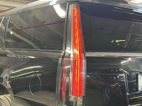Used 2020 Cadillac Escalade ESV Luxury AWD/4WD image 10