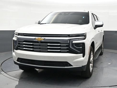 Used 2025 Chevrolet Suburban Premier RWD image 8