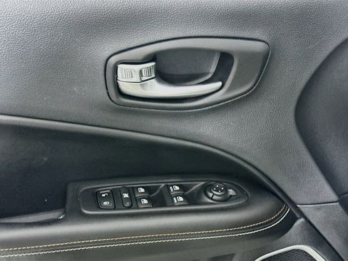 Used 2018 Jeep Compass Latitude w/ Popular Equipment Group FWD image 15