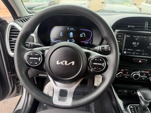 Used 2025 Kia Soul LX w/ LX Technology Package FWD image 16