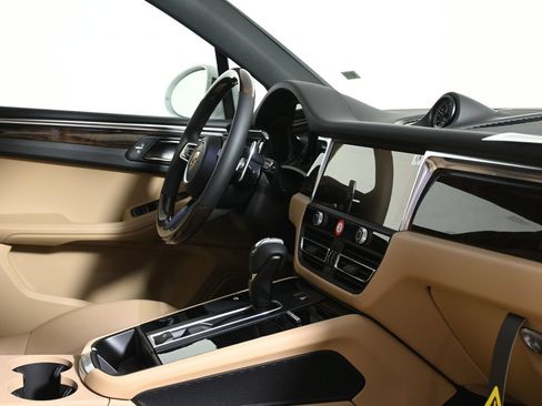 Used 2026 Porsche Macan AWD/4WD image 39