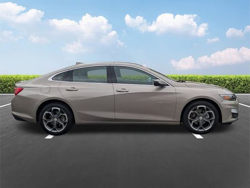 Used 2024 Chevrolet Malibu LT image 3