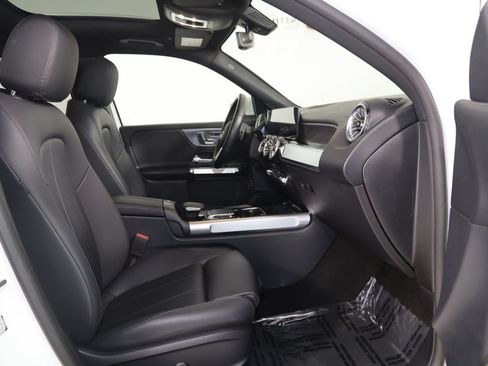 Used 2023 Mercedes-Benz GLB 250 4MATIC image 12