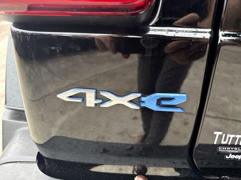 Used 2023 Jeep Wrangler Sahara image 21