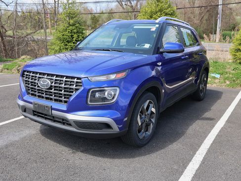 Used 2023 Hyundai Venue Limited image 3