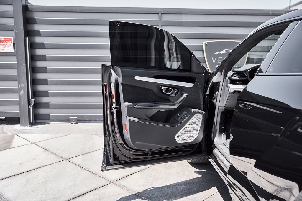 Used 2022 Lamborghini Urus AWD/4WD image 29