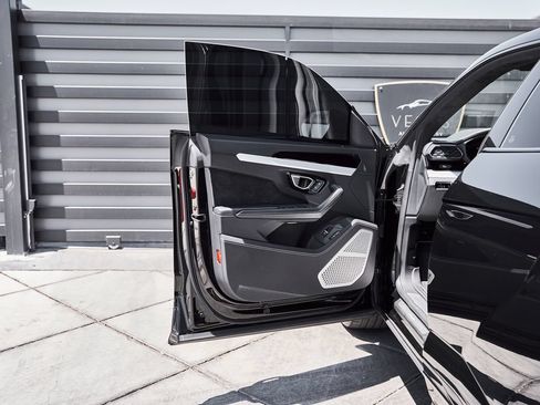 Used 2022 Lamborghini Urus AWD/4WD image 29