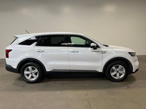Used 2022 Kia Sorento LX FWD image 2